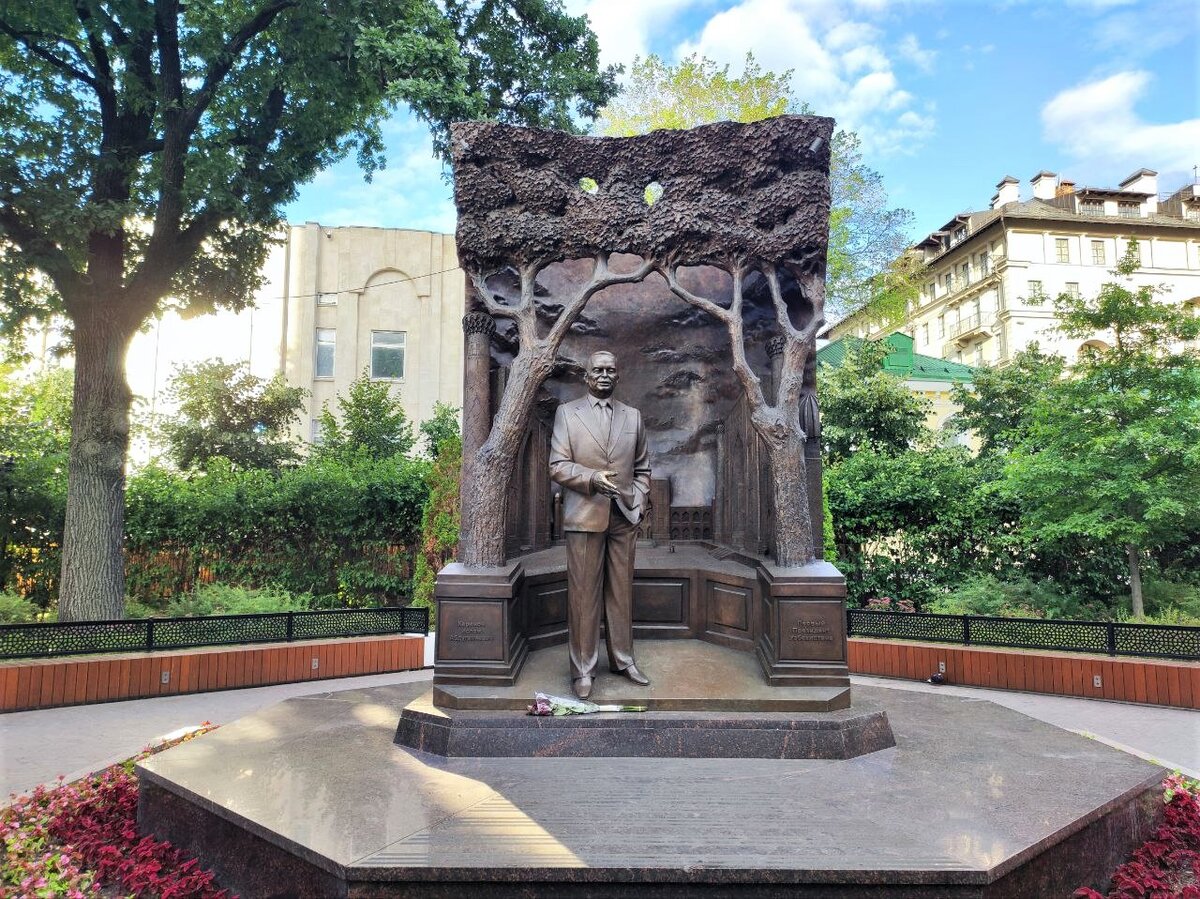 Памятник Исламу Каримову, первому президенту Узбекистана в Москве. Источник — dzen.ru/pa_myatnik