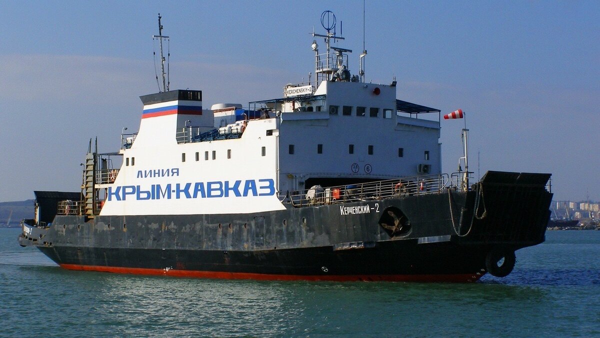    Паромное сообщение между Крымом и Кавказом снова возобновлено. Пока курсируют 2 парома и один пассажирский катер. Власти хотят увеличить количество задействованных судов до 8 и призывают отъезжающих соблюдать порядок в порту и не устраивать потасовок.