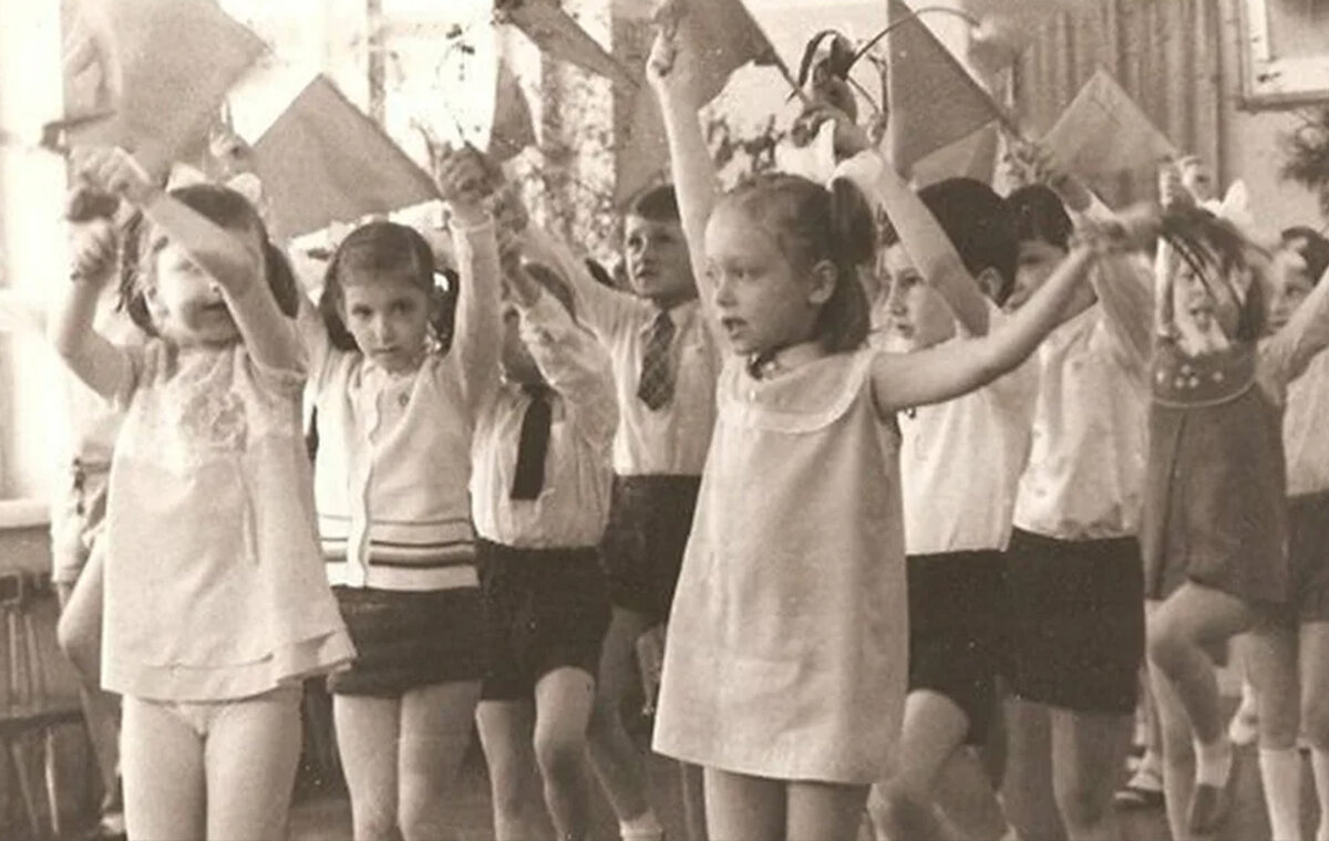 В Советском Союзе девочки носили короткие платья. Доказательств тому большое число сохранилось в массовой культуре.-2