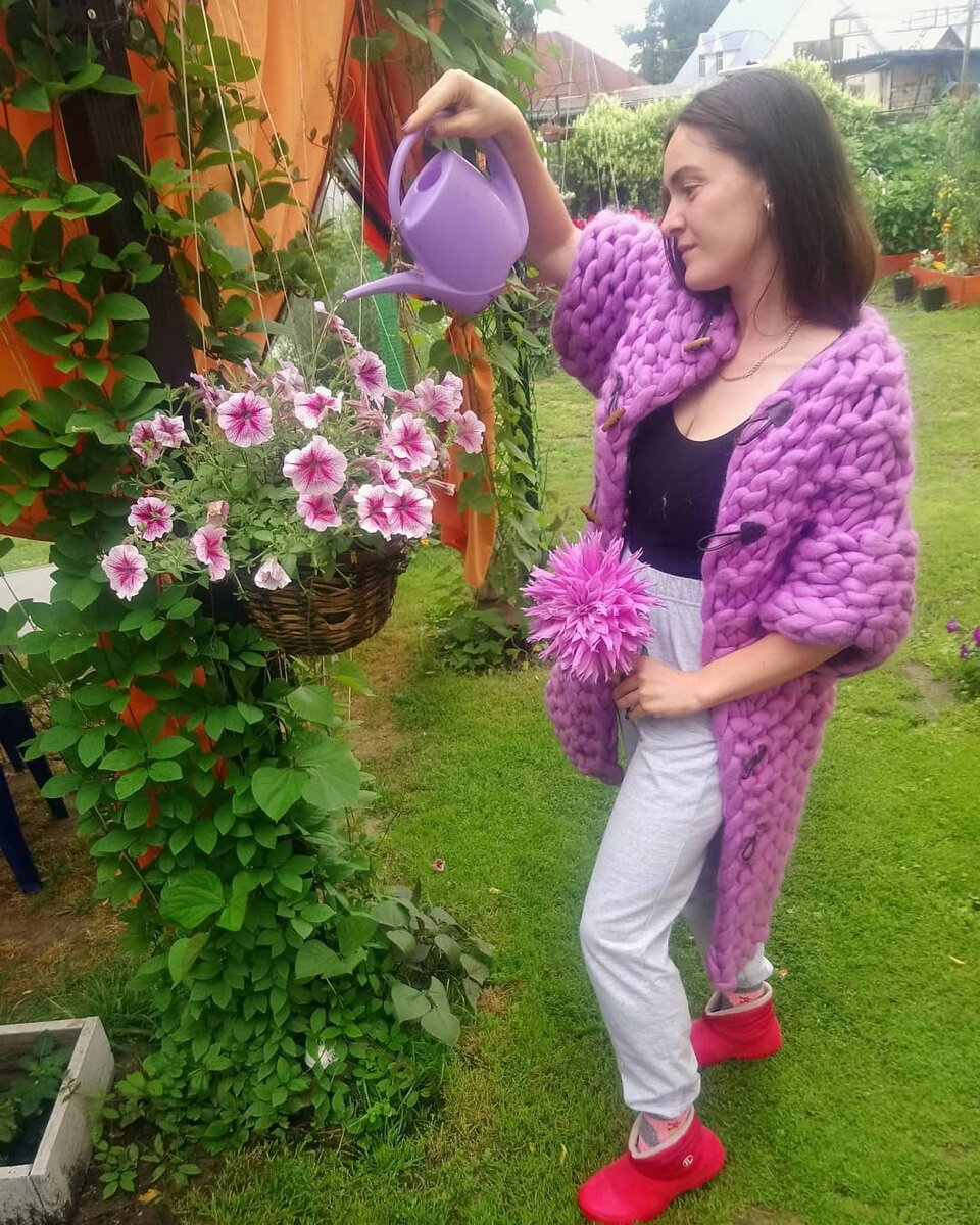 На этом снимке заметно, как опера малиновые жилки справилась с объемом, и требуется срочна пересадка или омолаживающая стрижка 