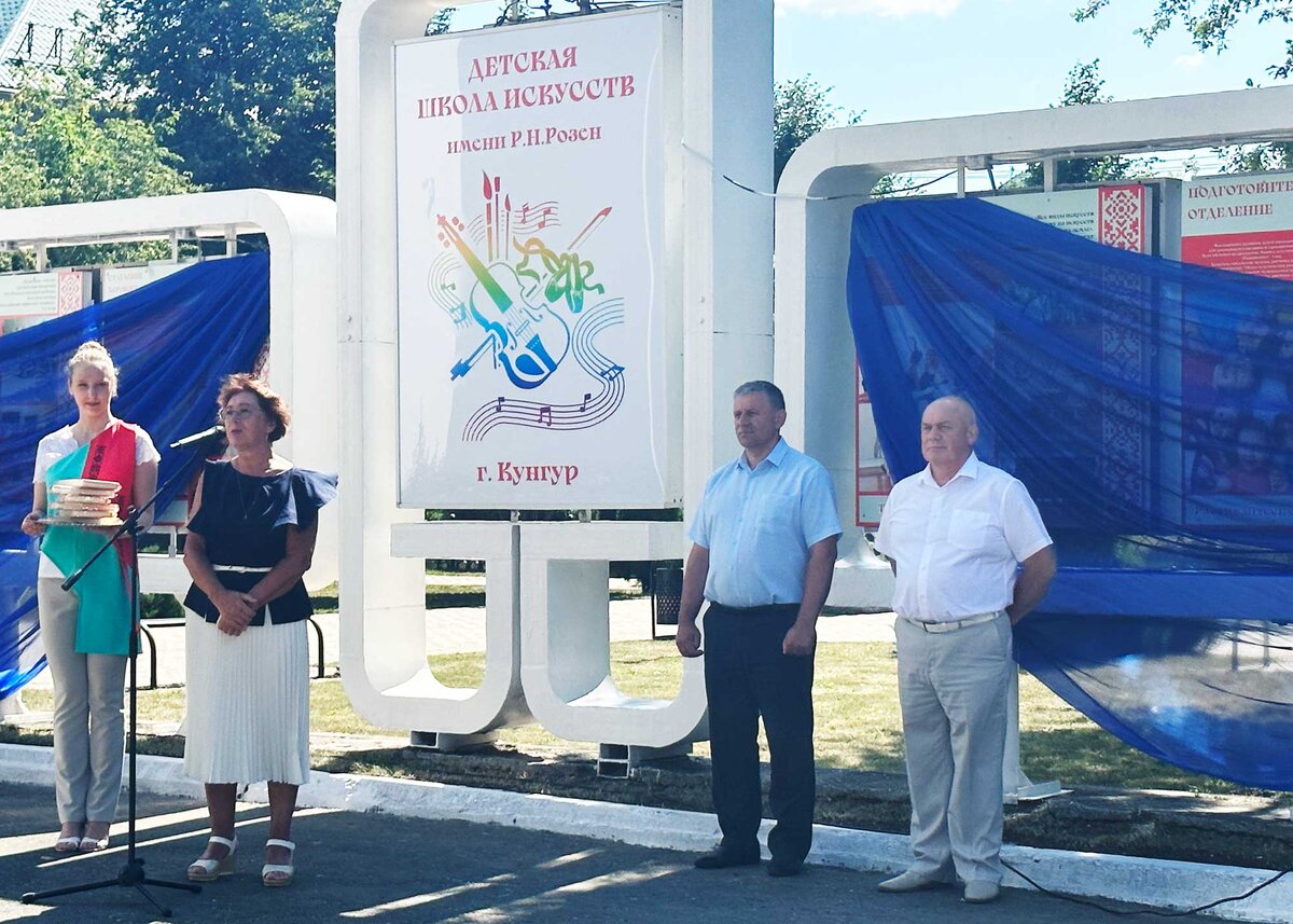 У микрофона Ольга Овчинникова выступает с благодарственной речью