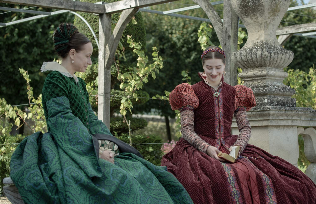 кадр из сериала "Королева змей", Екатерина - в зелёном платье