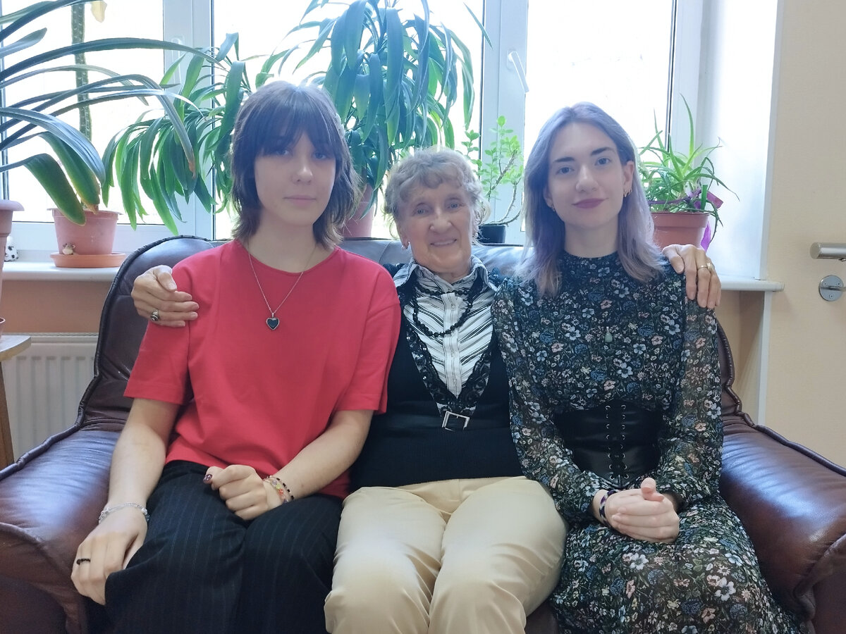 Студентки с председателем Совета ветеранов Дома-интерната ветеранов войны и труда №2 Галиной Прокофьевой