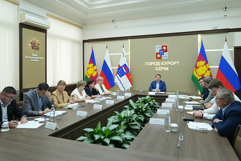 Глава Сочи Алексей Копайгородский поручил до конца лета не ограничивать движение на центральных дорогах города