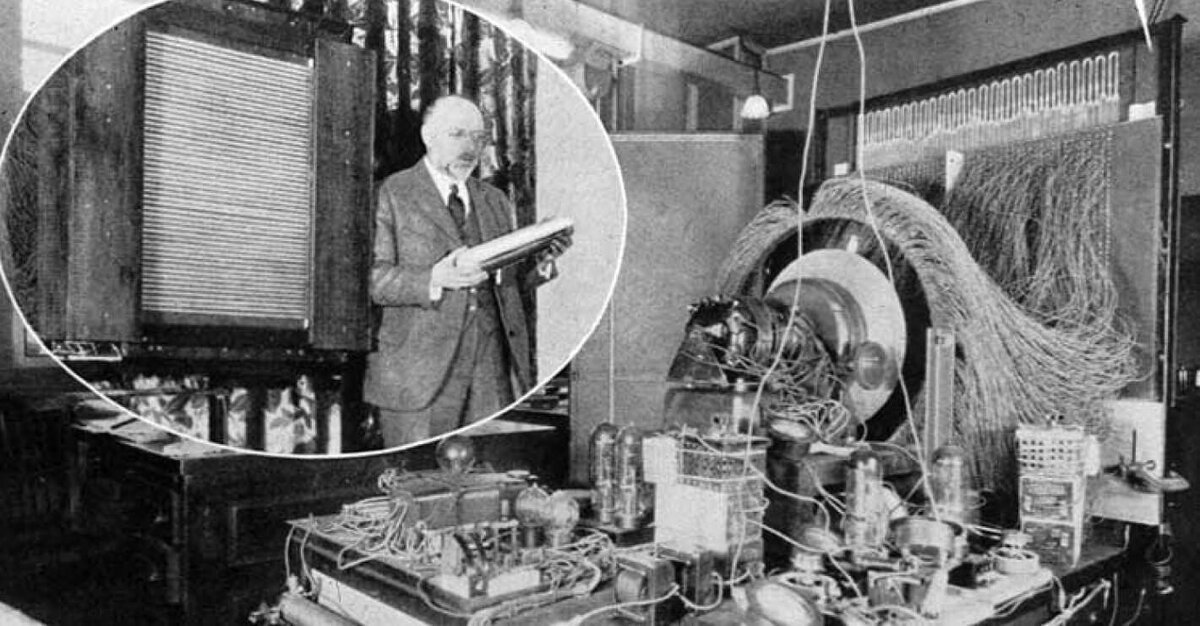 Дисплей первой телесистемы Bell Telephone Laboratories: тыльная часть экрана (на фото) и передняя панель (в левом верхнем углу).