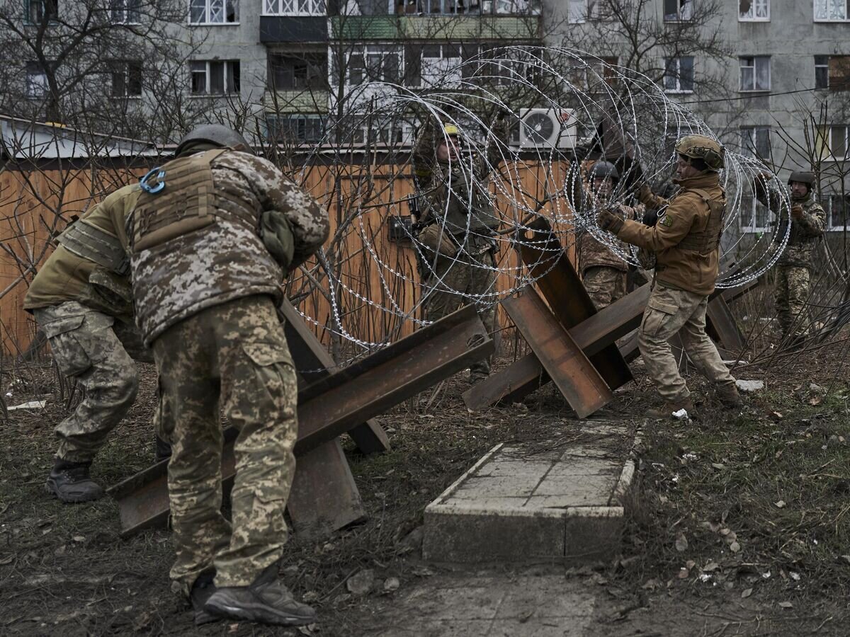    Украинские военные готовят баррикады в Артемовске (Бахмуте)© AP Photo / Libkos