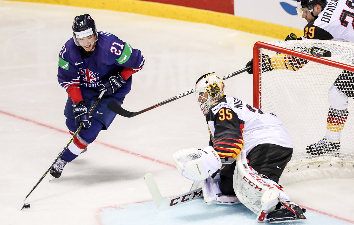    Майк Хэммонд (слева)  EPA-EFE/MARTIN DIVISEK