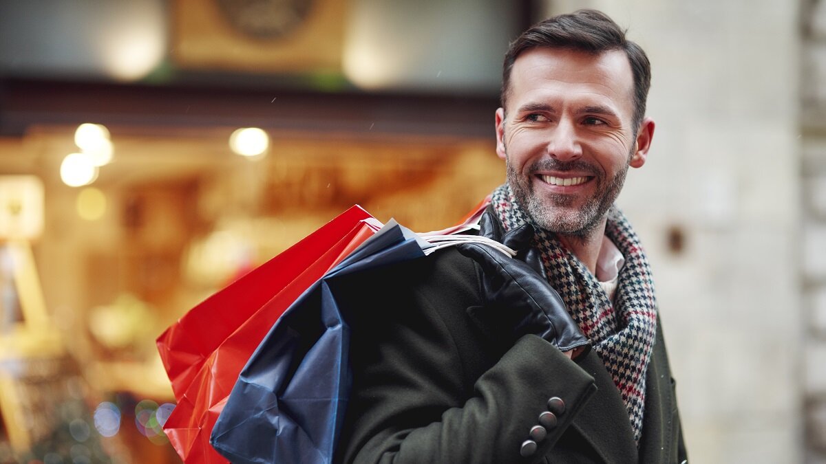    Мужчина после шопинга