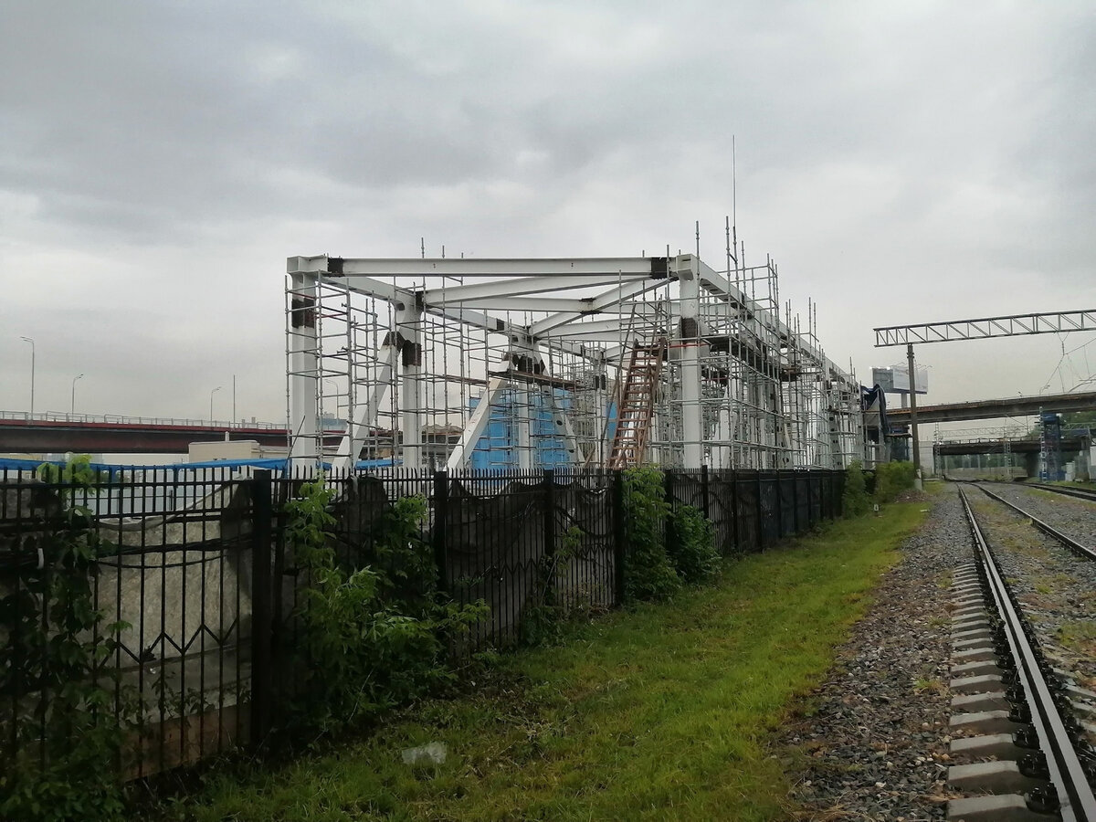 📷 1: Завершается сборка пролетного строения будущей надземной пешеходной галереи.  