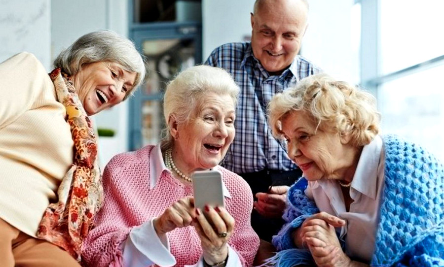 Жизнерадостные пенсионеры рвутся в школы