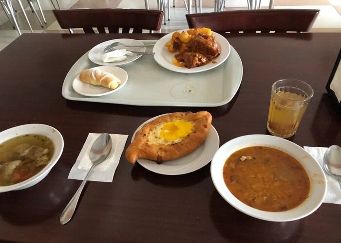  Многие туристы, приезжая в Кисловодск, бывают приятно удивлены вкусной и разнообразной пищей, ведь в этом курортном городе представлена не только кавказская, но и европейская и даже азиатская кухня.-2