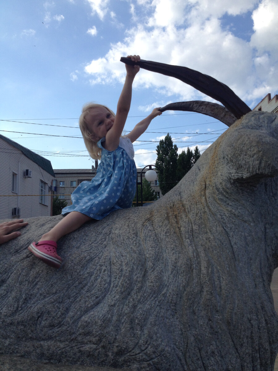 Знаменитая урюпинская коза (памятник)