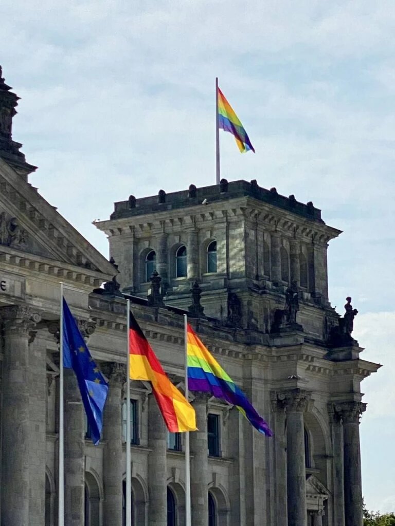 Рейхстаг фото с флагом Прайд-парад Christopher Street Day проходит в Берлине на фоне беспрецедентного р