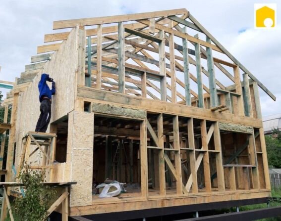 Строительство каркасного дома. Уже по многим приметам можно увидеть, сколько недостатков содержит его конструкция и какими бедами это грозит домовладельцу