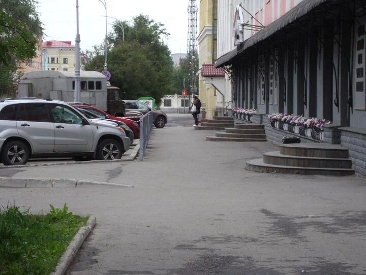 Памятника А. Бредову отсюда не видно, но заметен стадион, у которого он расположен. Фото автора