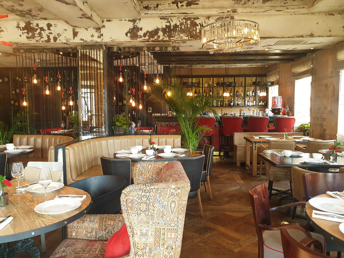 Общий вид зала на втором этаже. Ракурс на барную стойку