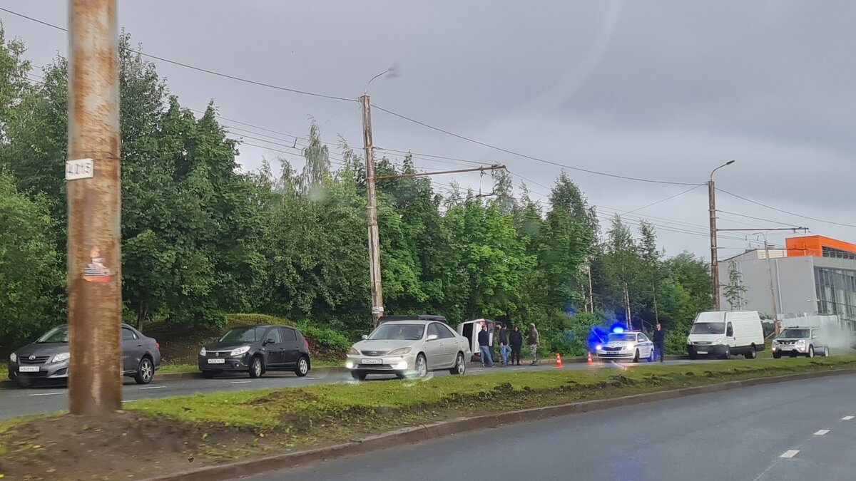     Машина перевернулась на дороге. Подробности нашему изданию рассказали в пресс-службе регионального МЧС.