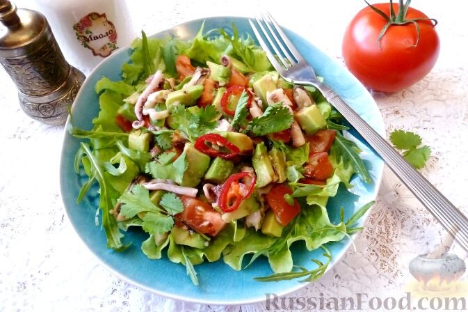 авокадо, помидоры, морепродукты консервированные, чеснок, перец чили, салатные листья, рукола, зелень петрушки, масло оливковое, перец чёрный, соль