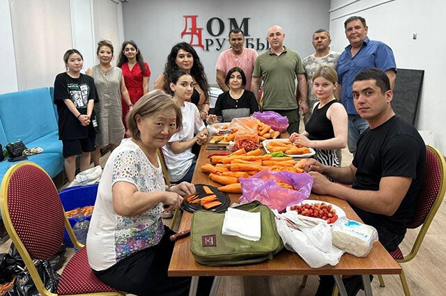    Лук, морковь режут и фасуют заранее в Волгограде, а вкусный плов готовят прямо в Донбассе. Фото: ВОООРК "Дом дружбы"