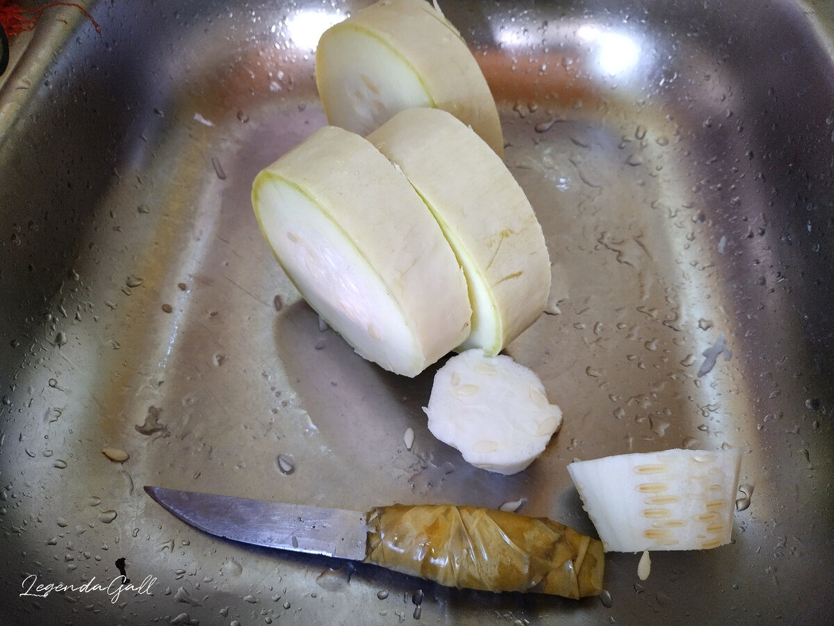 Переросток. Чтобы натереть, разрезала на куски. И семечки крупноваты уже