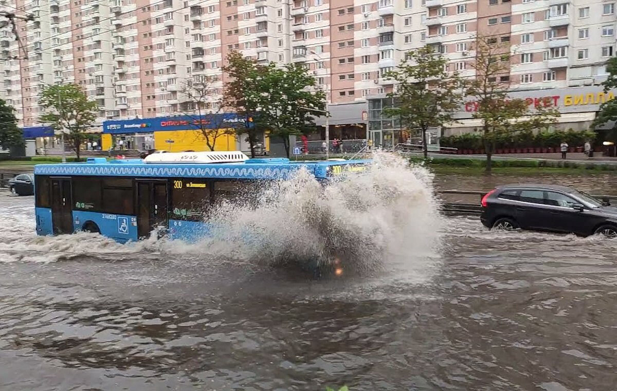 Ливень на дороге