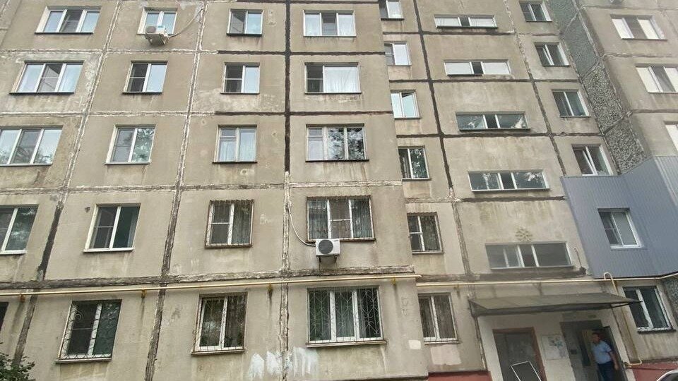     Пятилетняя девочка выпала из окна седьмого этажа жилого дома на улице Фоломеева в Хабаровске. Ребенок получил травмы и ушибы и был госпитализирован.