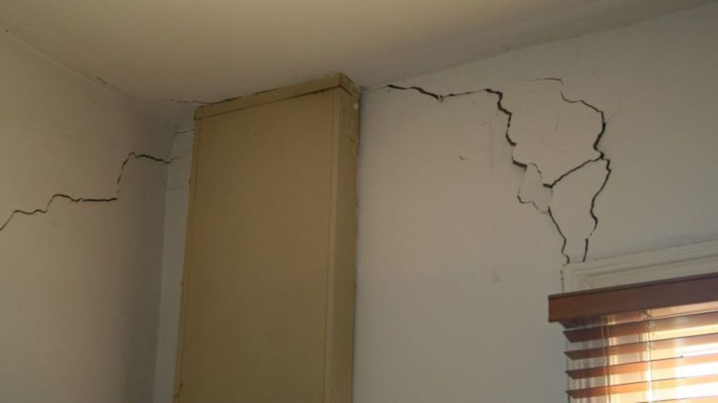 Трещина в стене. Трещина в стене в квартире. Трещина в стене в комнате. Трещина в стене дома.