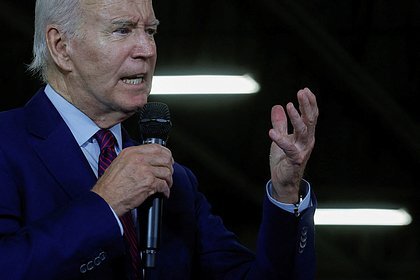 После завершения речи, в которой он упомянул о достижениях администрации в экономике, американский лидер сошел с трибуны и начал пожимать руки присутствующим. Потом к нему подошел помощник и сказал шепотом несколько слов, и глава государства вернулся на трибуну к позабытому документу.
«Я забыл, что не подписал приказ. Столько разговоров и никакого действия», — сказал Джо Байден в микрофон.
Когда приказ был подписан, президент вернулся к личному общению с собравшимися.