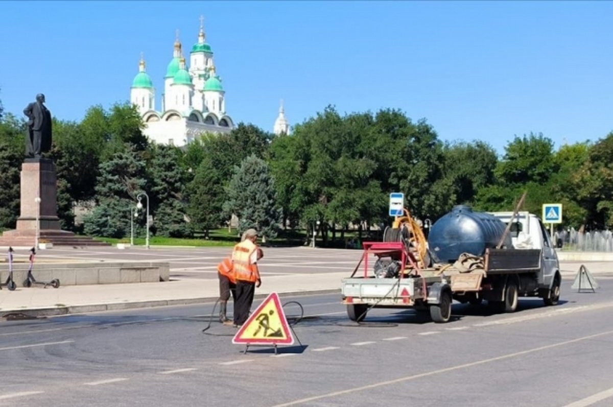    На площади Ленина в Астрахани ремонтируют ливневую канализацию