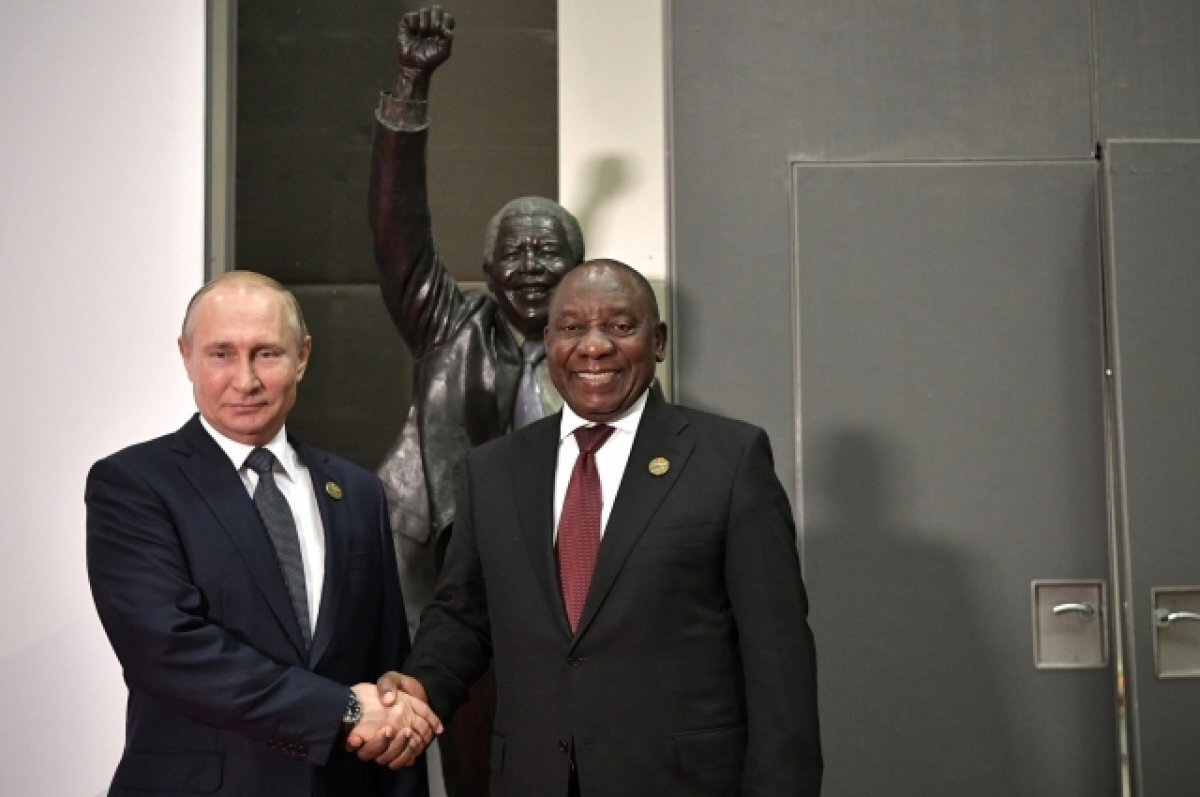   Сирил Рамафоса и Владимир Путин перед началом саммита БРИКС 26 июля 2018 года.