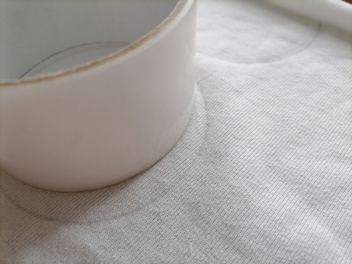 Обводим основу от скотча.