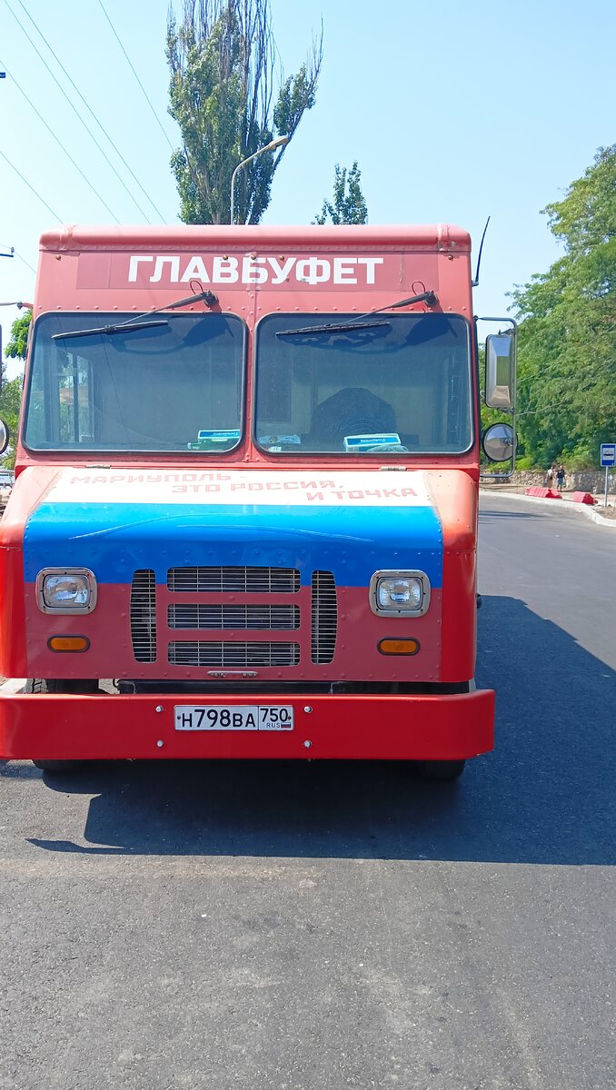 Надпись на машине: Мариуполь - это Россия и точка. 