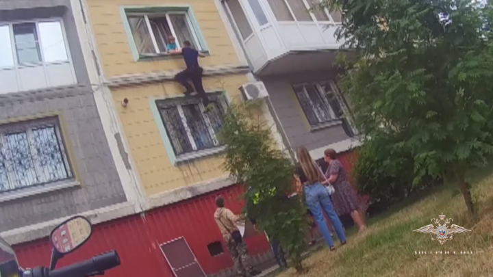 В Кузбассе полицейские спасли стоящего у открытого окна двухлетнего ребенка. Фото: Полиция Кузбасса 