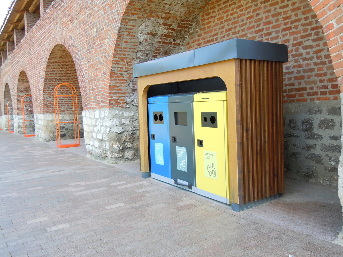 Продолжим экскурсию по кремлю. Это взгляд через стройку фуникулёра на участок с Часовой башней.-21