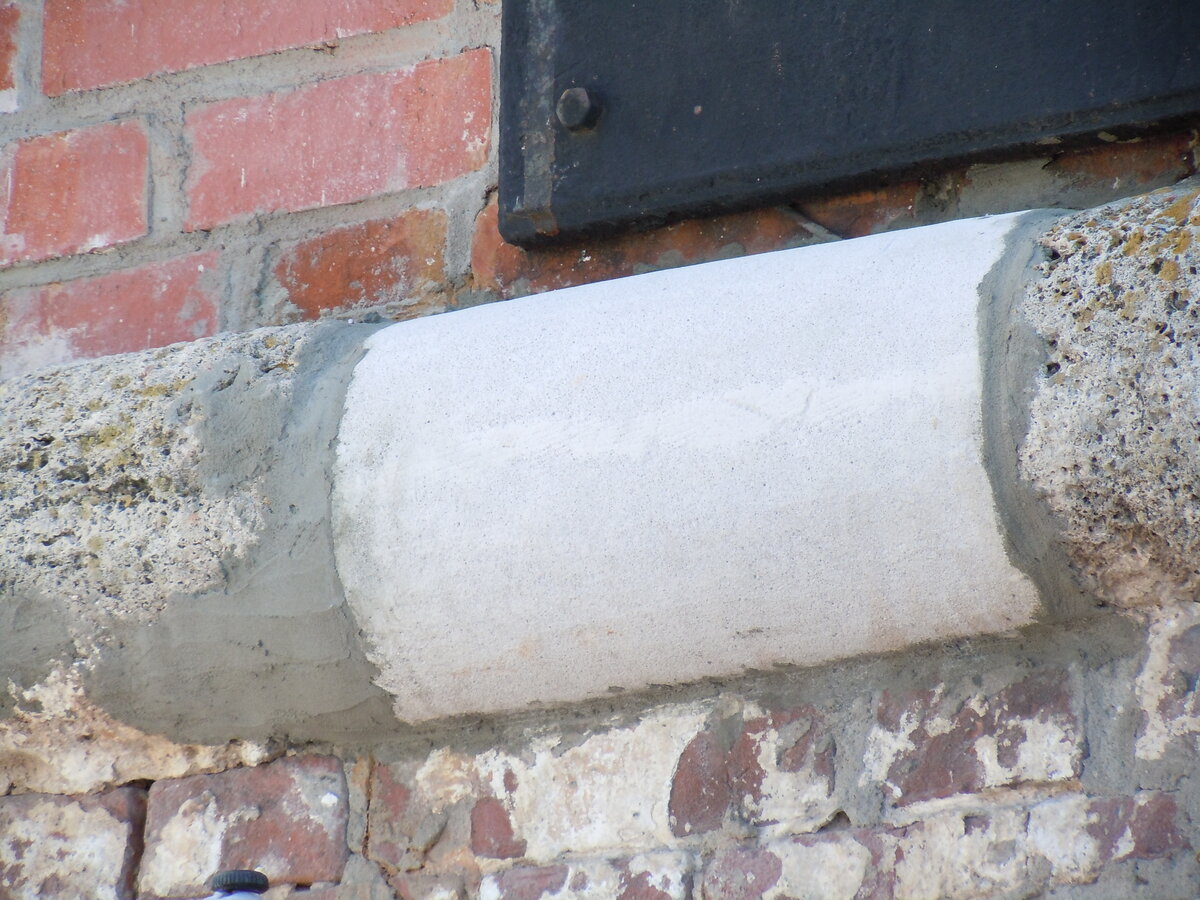 Продолжим экскурсию по кремлю. Это взгляд через стройку фуникулёра на участок с Часовой башней.-55