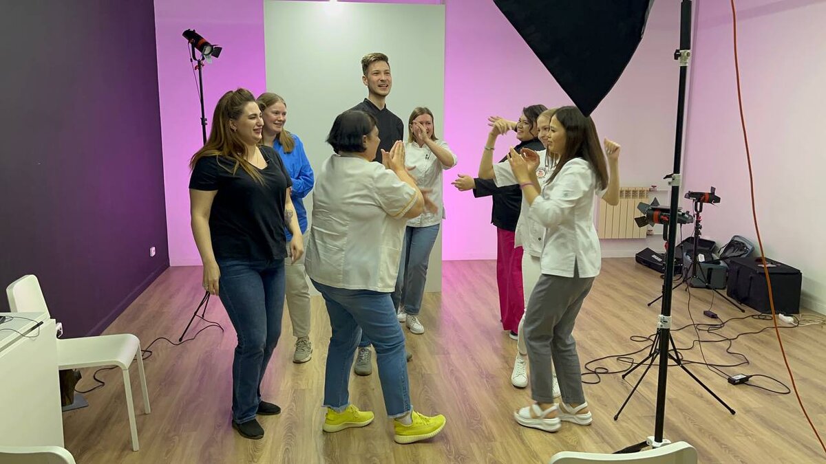 Тортом в этот раз не удивишь. Пришлось петь и танцевать