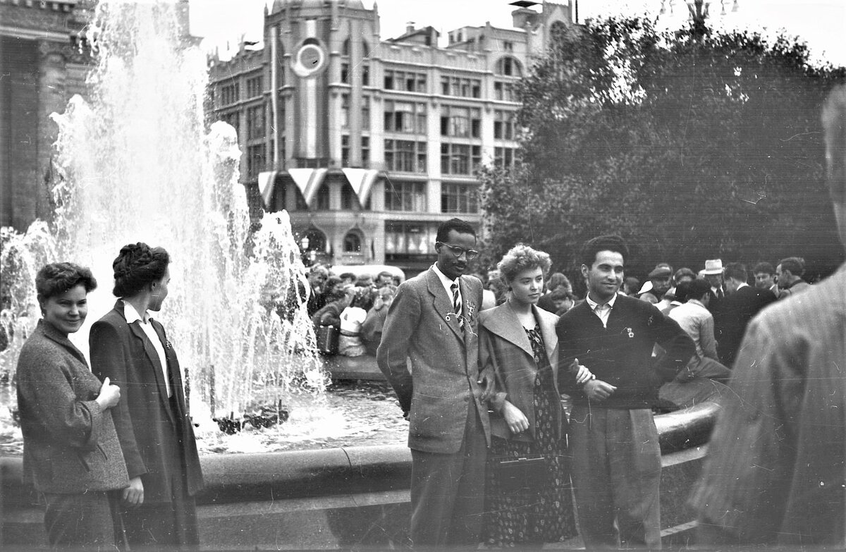 Москва, 1957 год. В сквере Большого театра. Автор - Владимир Скумпэ