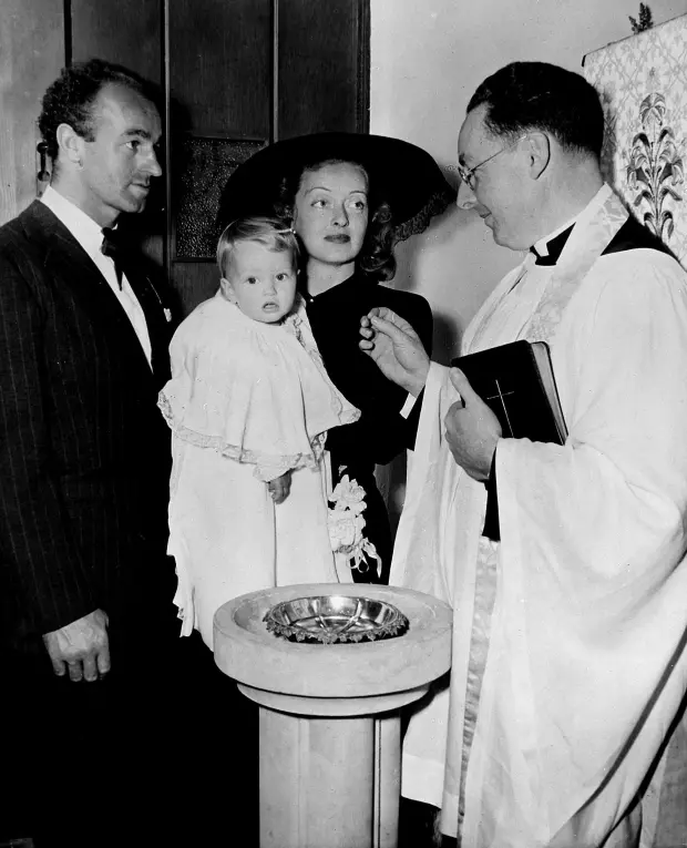 Бетт и ее третий муж Уильям Шерри на фото во время крестин их дочери Барбары