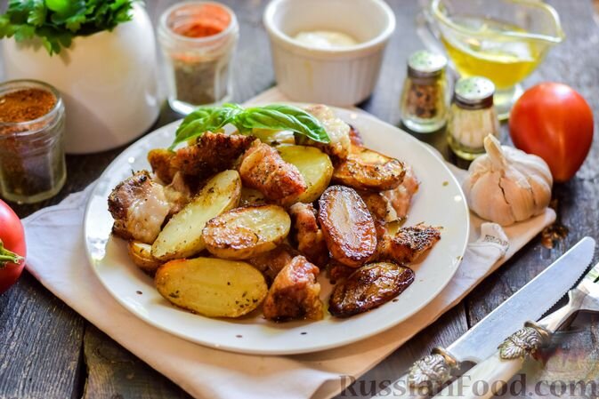 свинина, картофель молодой, масло растительное, соль, перец чёрный молотый, базилик, приправа для мяса