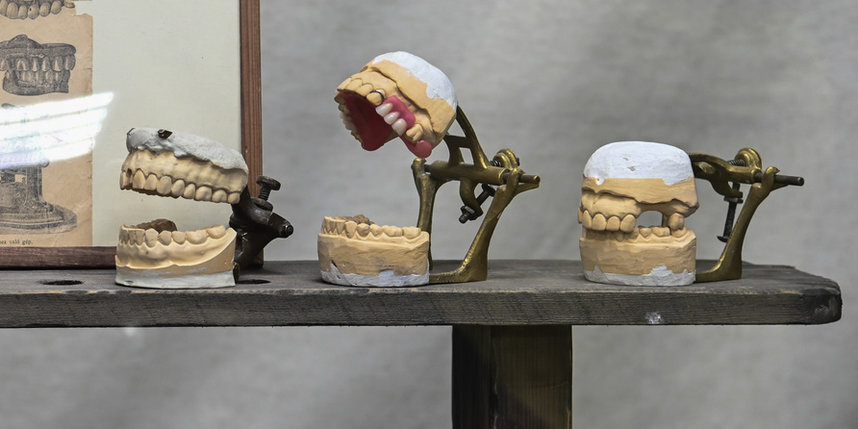    Съёмные протезы в XIX–XX веках делали из каучука. Хранили вставные челюсти в стакане с водой, чтобы они не «ссыхались» и не царапали дёсны.Игорь Акимов.