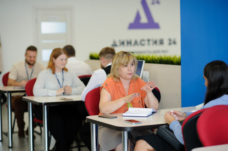 В агентстве недвижимости «Династия 24» всегда готовы проконсультировать по имеющимся вариантам и помочь заключить сделку в кратчайшие сроки. Фото: Дмитрий Лямзин.