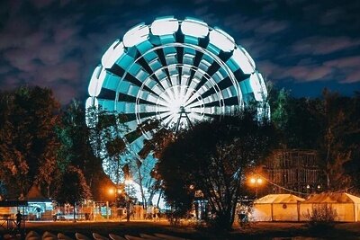   Колесо обозрения в Наташинском парке Люберец ©Страница «ПАРКИ КУЛЬТУРЫ И ОТДЫХА ГОРОДА ЛЮБЕРЦЫ» во «ВКонтакте»
