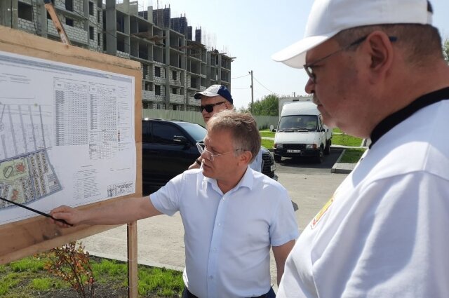    Мэр Пензы Александр Басенко рассказывает губернатору Олегу Мельниченко, какой будет новая школа Фото:  АиФ/ Никита Ломсков