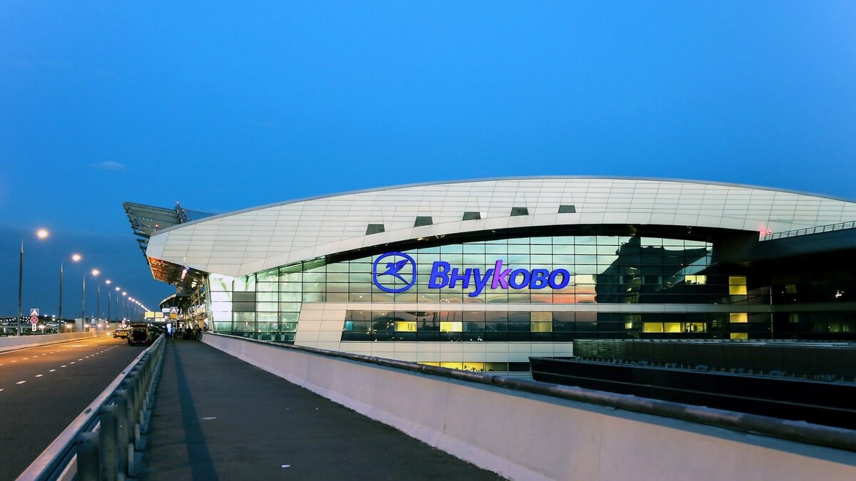     Прибывающие рейсы перенаправляли в другие воздушные гавани.