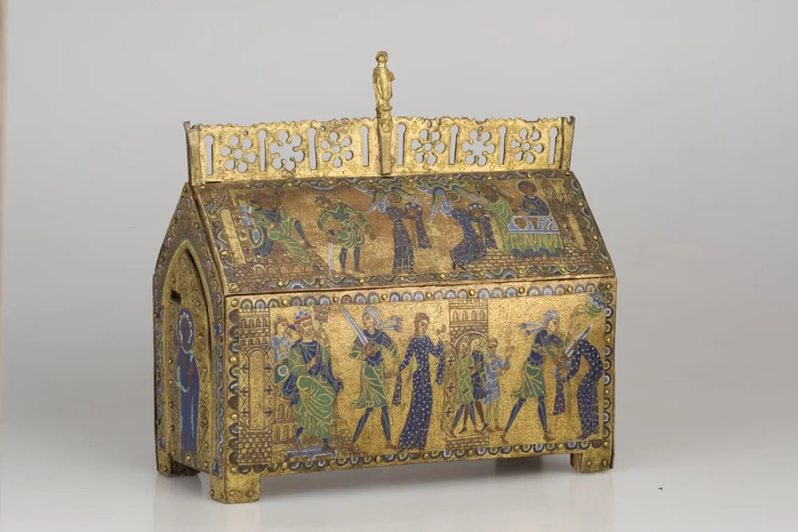 Ларец - реликварий, деревянный, с медными пластинками выемчатой эмали, с гребнем, с изображением сцен из жизни св. Валерии. Франция, Лимож,1170-1180 гг.