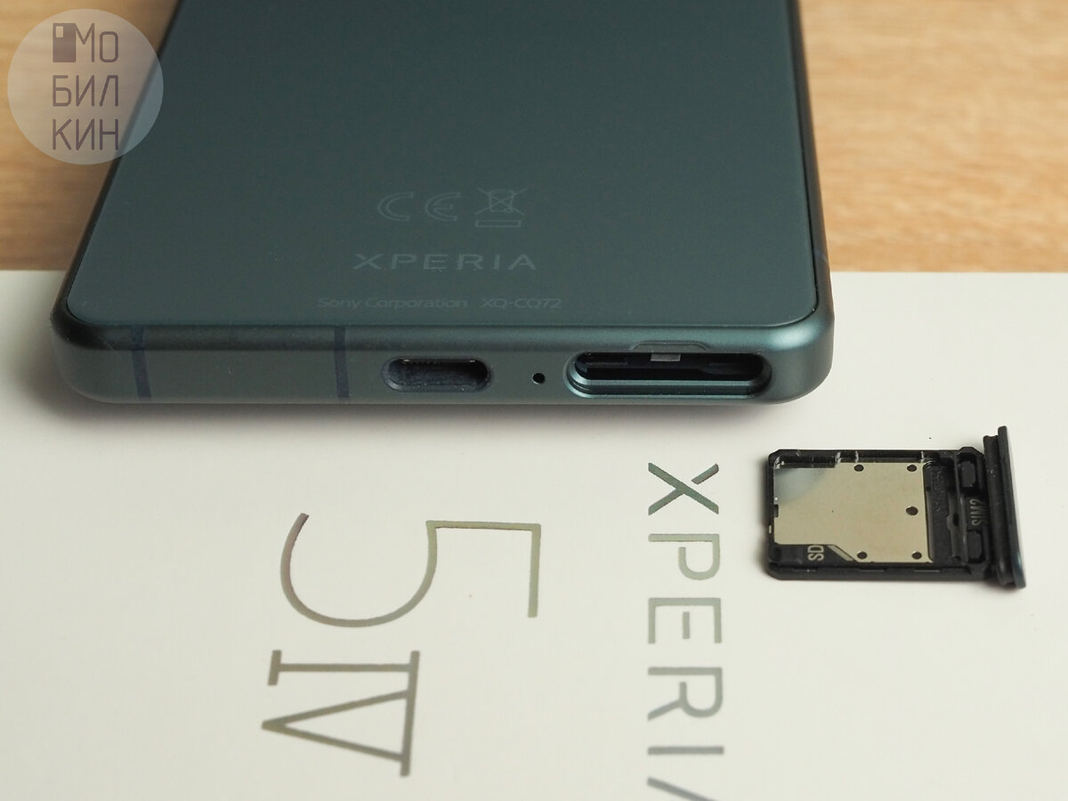 Снизу: разъём USB Type-C 3.2, микрофон, комбинированный слот для карточек