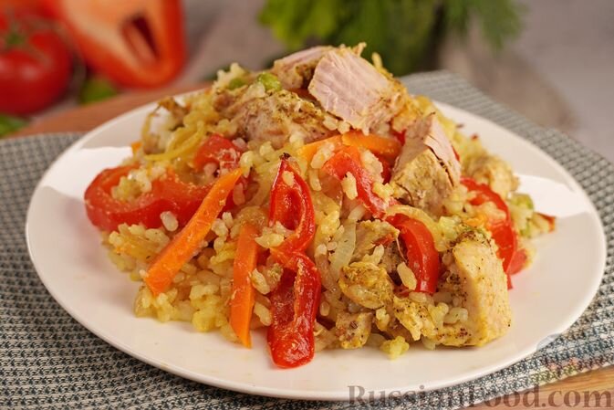 рис, свинина, перец болгарский красный, горошек зелёный, морковь, лук репчатый, чеснок, соль, перец чёрный молотый, приправа для плова