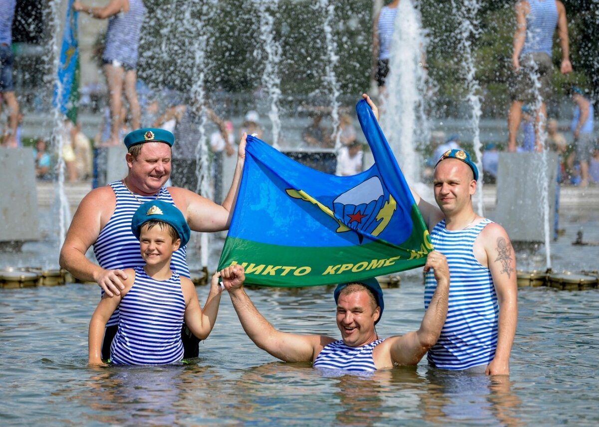 Вдв когда отмечают праздник. ВДВ Дата. С днем ВДВ. Десантники в фонтане. С праздником ВДВ.