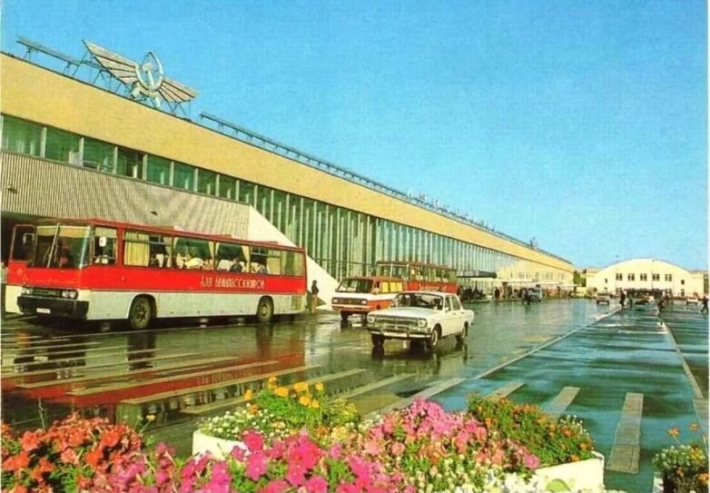 В 1960-е годы активно шло развитие столичного авиаузла: были возведены аэропорты «Домодедово» и «Шереметьево», шло строительство второго терминала «Внуково».