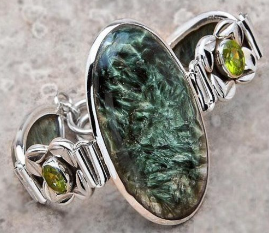 Браслет с серафинитом. Источник: Pinterest